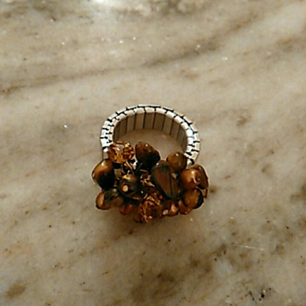 Ring with brown bead's and stretchy band